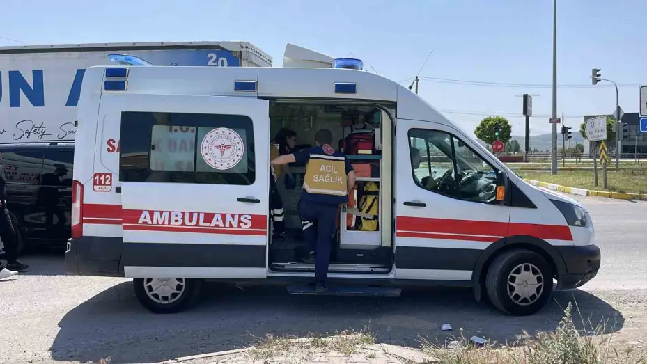 Ambulans ile otomobil kavşakta çarpıştı, 5 yaralı