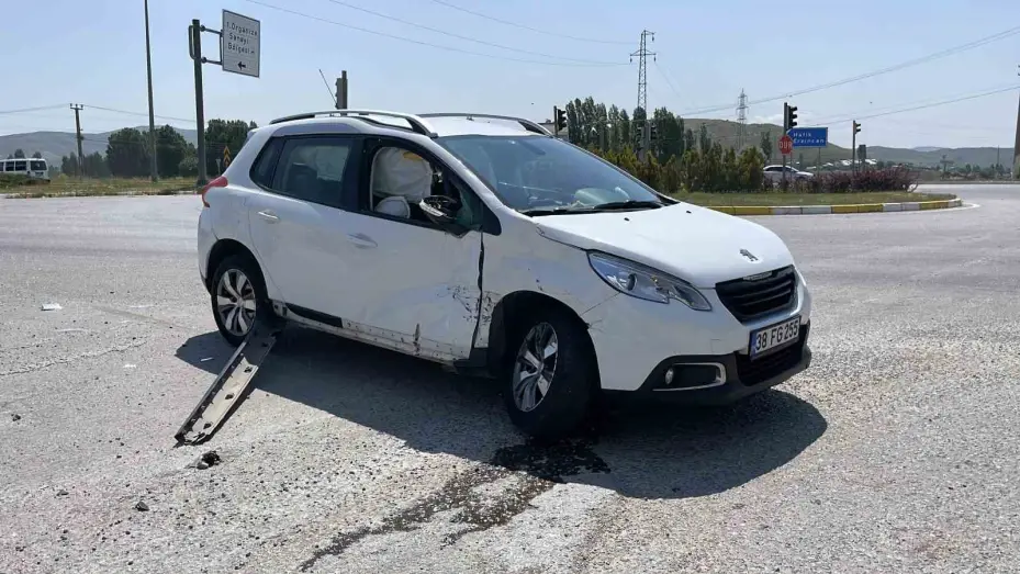 Ambulans ile otomobil kavşakta çarpıştı, 5 yaralı