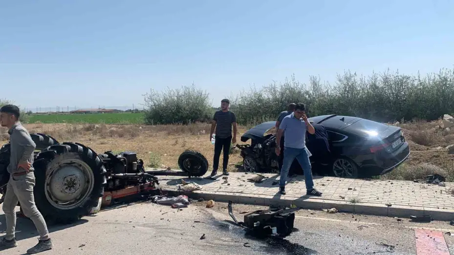 Otomobille çarpışan traktör parçalandı: 1 ölü