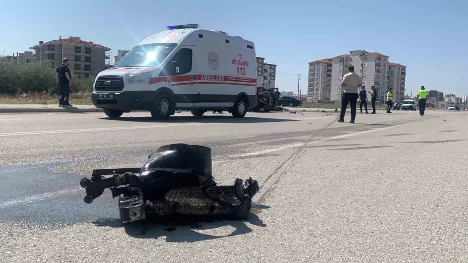 Otomobille çarpışan traktör parçalandı: 1 ölü