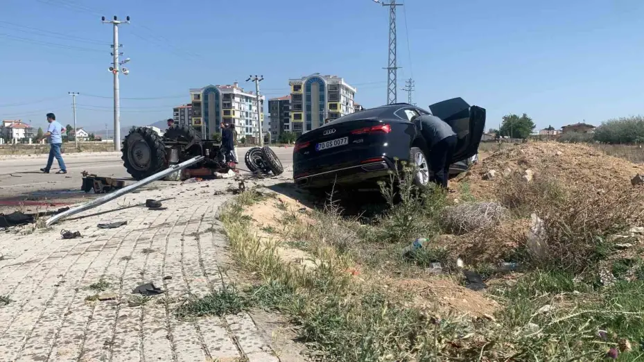 Otomobille çarpışan traktör parçalandı: 1 ölü