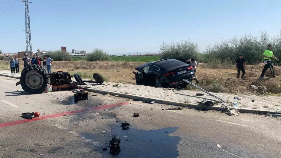 Otomobille çarpışan traktör parçalandı: 1 ölü