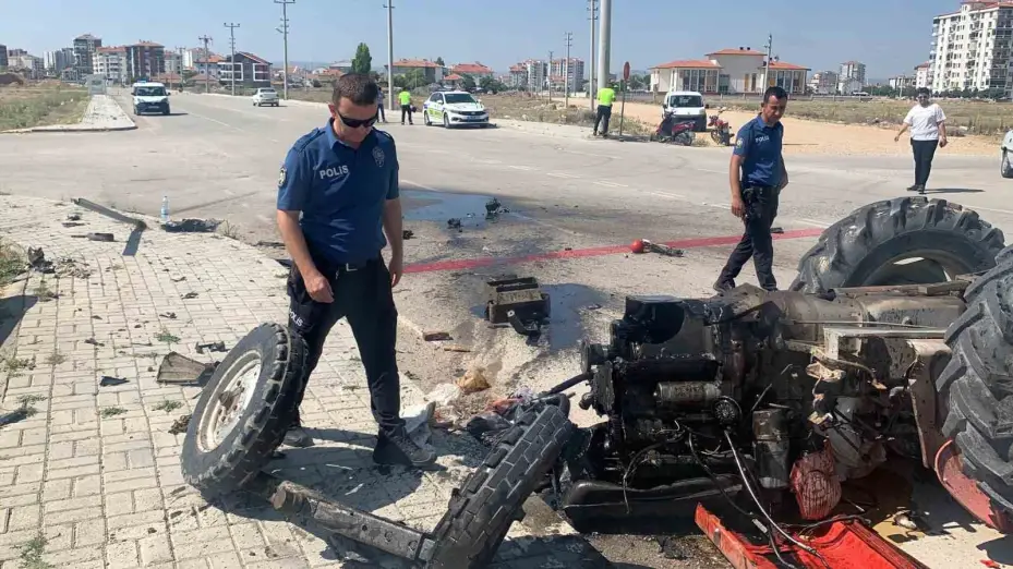 Otomobille çarpışan traktör parçalandı: 1 ölü