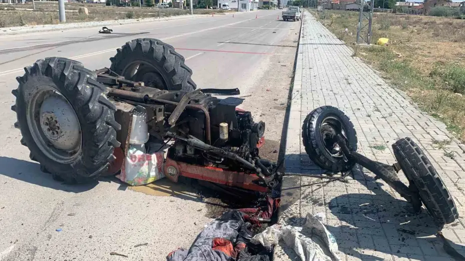 Otomobille çarpışan traktör parçalandı: 1 ölü