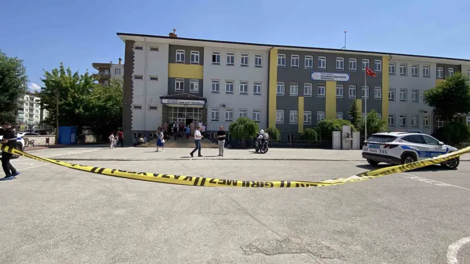 Konya’da bir öğretmen okulda uğradığı silahlı saldırıda hayatını kaybetti