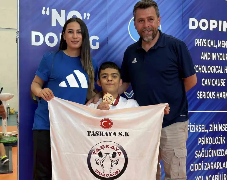 Kayserili bedensel engelli haltercilerden iki altın madalya