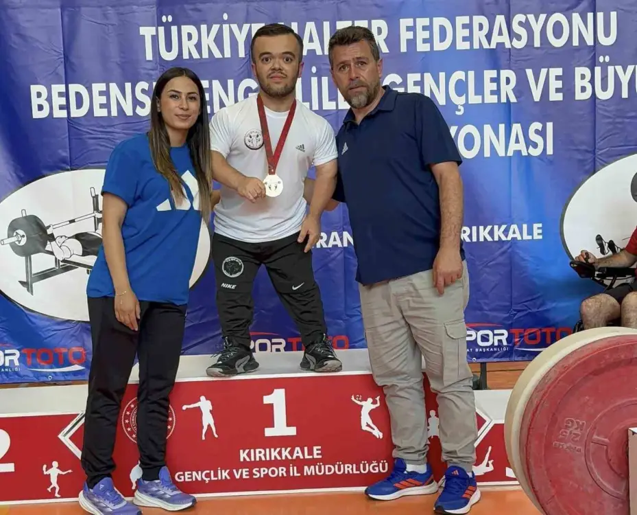 Kayserili bedensel engelli haltercilerden iki altın madalya