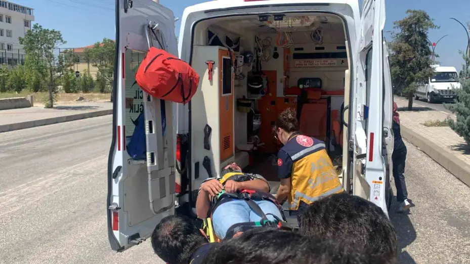 Karaman’da hafif ticari araç aydınlatma direğine çarptı: 1 yaralı