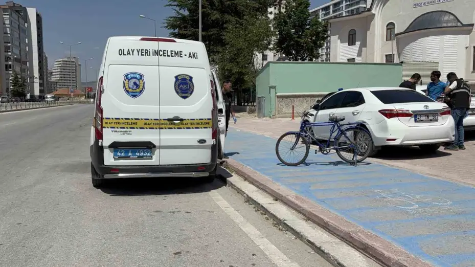 Otomobilin çarptığı bisikletli hayatını kaybetti