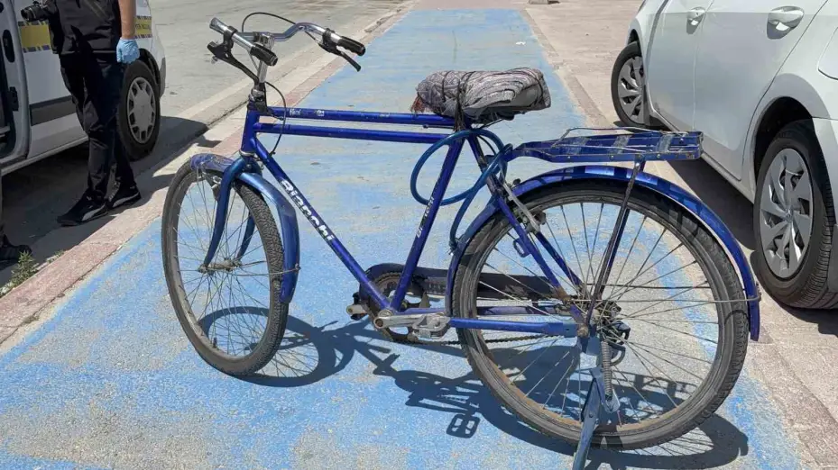 Otomobilin çarptığı bisikletli hayatını kaybetti