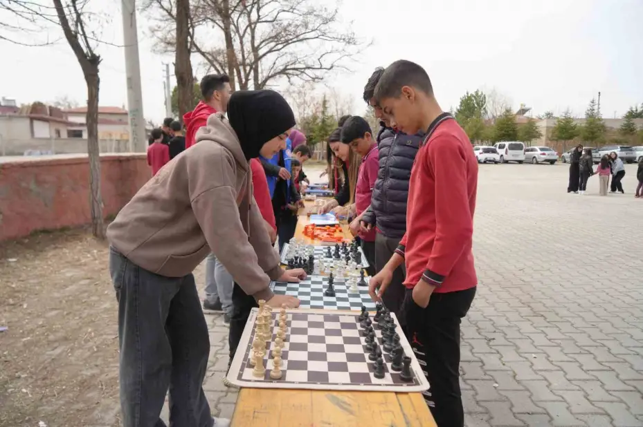 ’Dijitalden Uzaklaş’ sloganı ile çocuklar geleneksel oyunlarla eğlendi