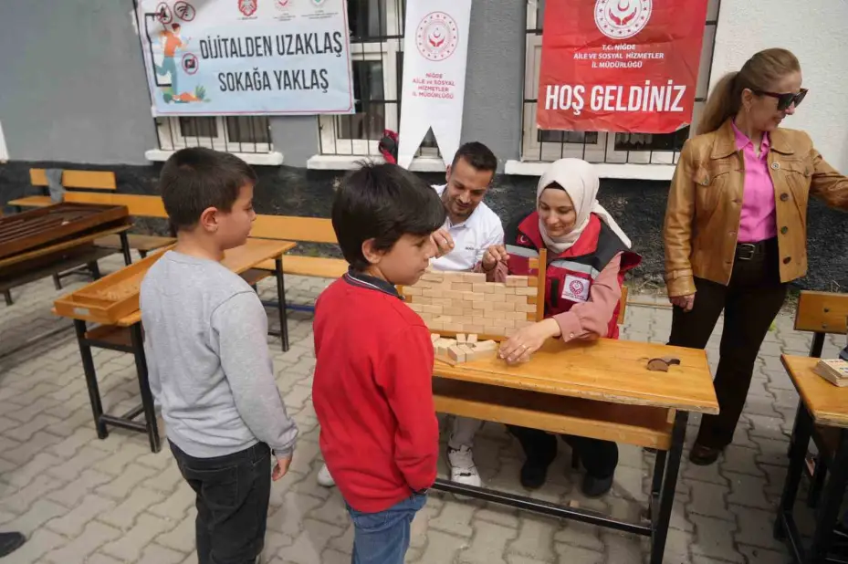 ’Dijitalden Uzaklaş’ sloganı ile çocuklar geleneksel oyunlarla eğlendi
