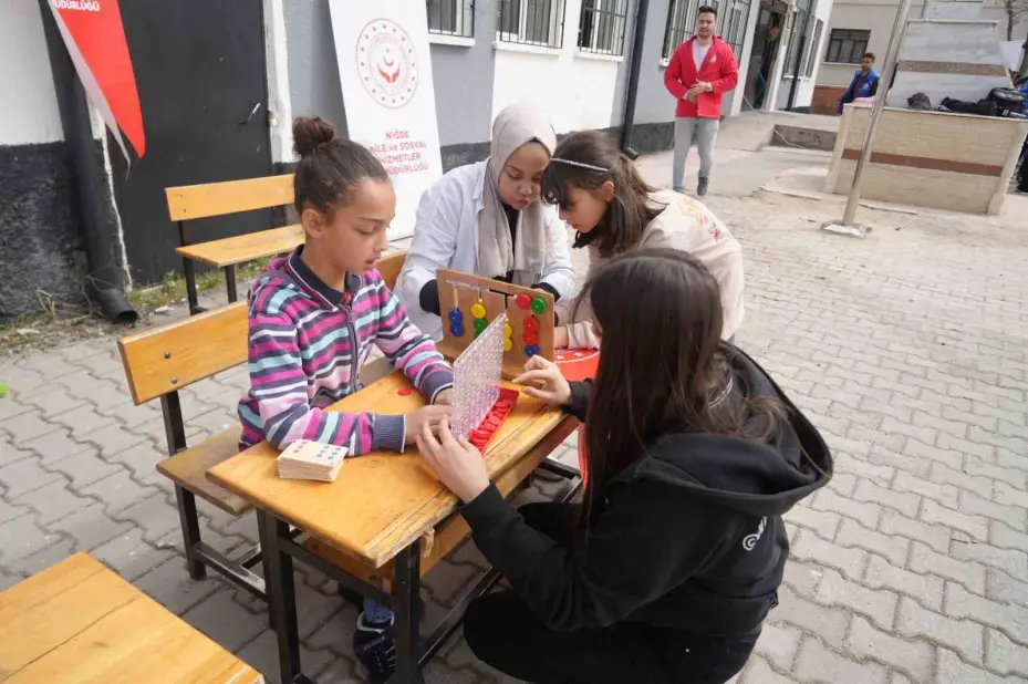 ’Dijitalden Uzaklaş’ sloganı ile çocuklar geleneksel oyunlarla eğlendi