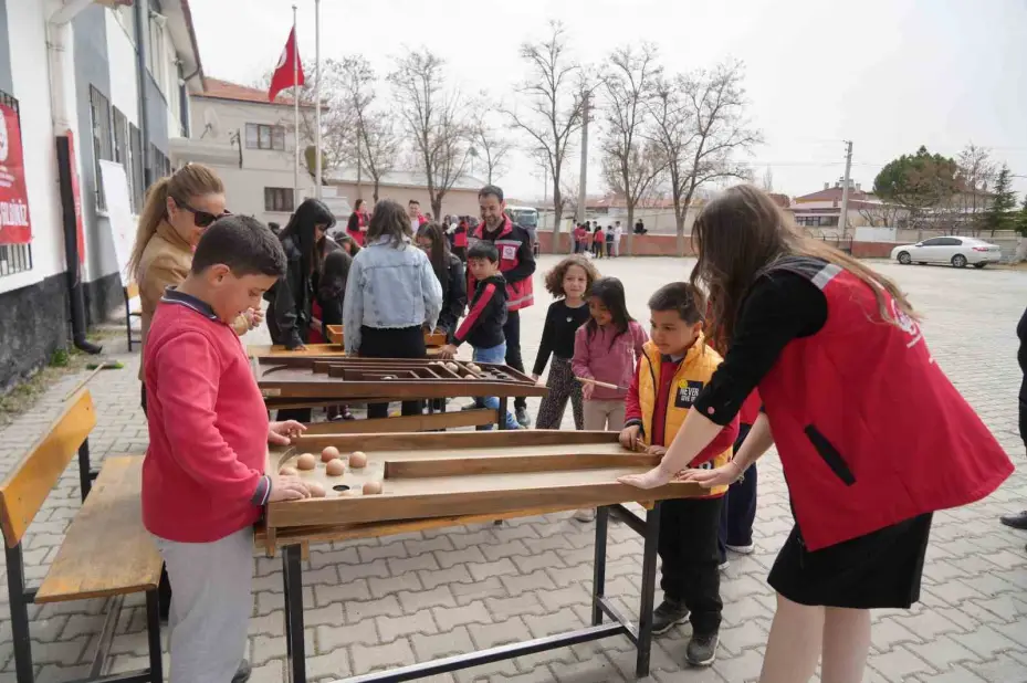 ’Dijitalden Uzaklaş’ sloganı ile çocuklar geleneksel oyunlarla eğlendi