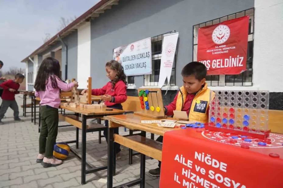 ’Dijitalden Uzaklaş’ sloganı ile çocuklar geleneksel oyunlarla eğlendi