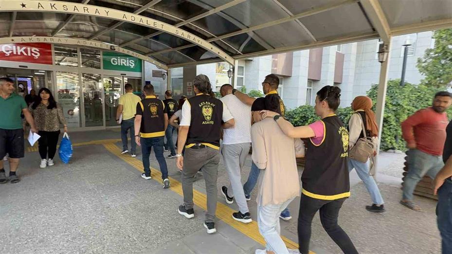 Ablasını öldürüp, arkadaşını bıçaklayan kadın adliyede