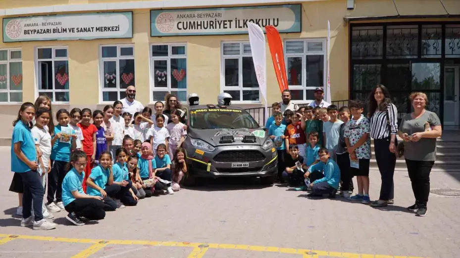 Ralli pilotları öğrencilerle buluştu