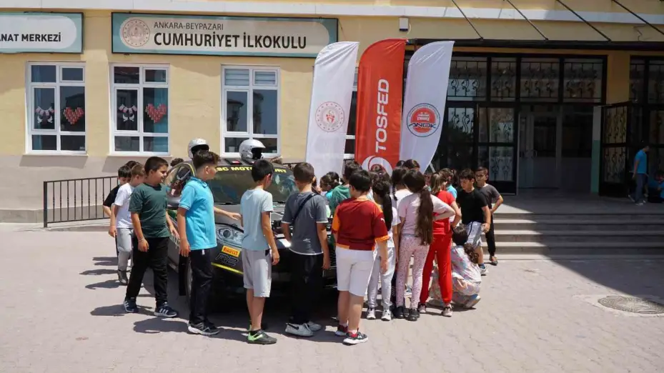 Ralli pilotları öğrencilerle buluştu