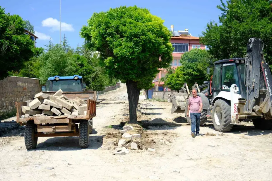 Akdağmadeni’nde sıcak asfalt çalışmaları başladı