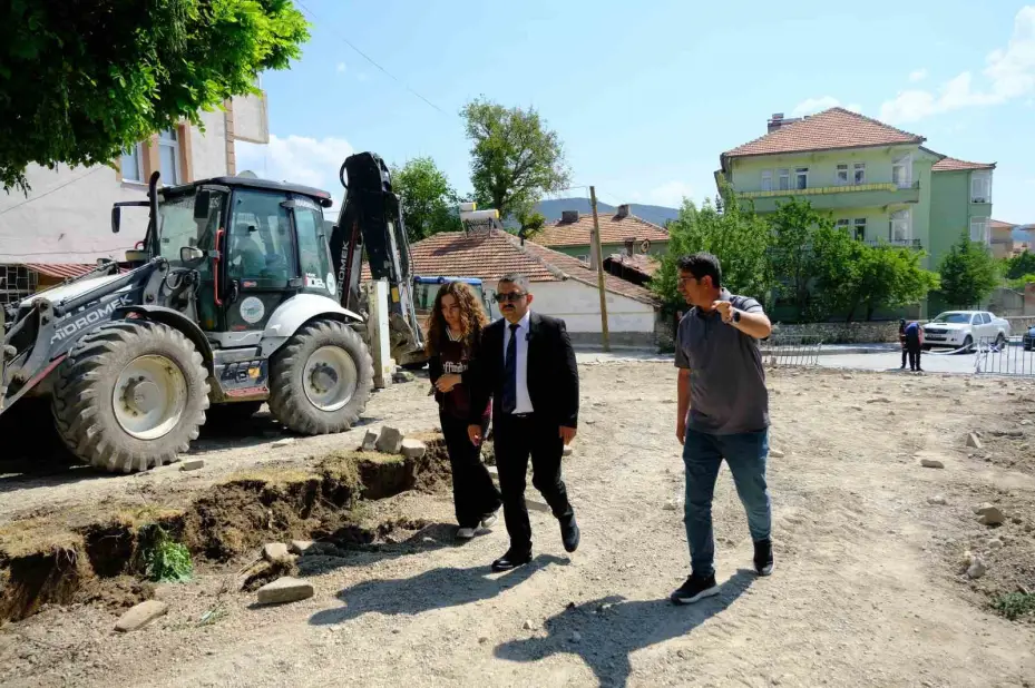 Akdağmadeni’nde sıcak asfalt çalışmaları başladı