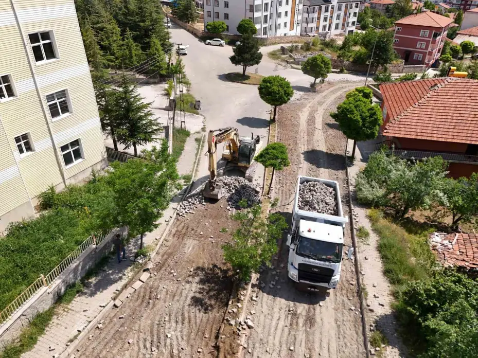 Akdağmadeni’nde sıcak asfalt çalışmaları başladı