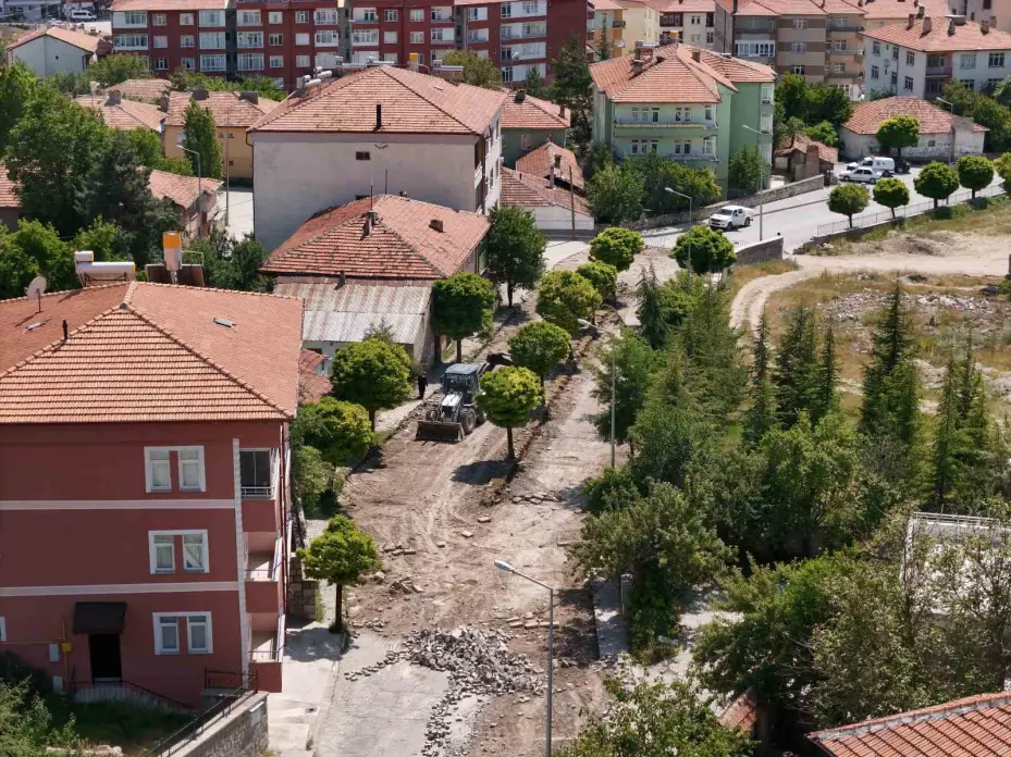 Akdağmadeni’nde sıcak asfalt çalışmaları başladı