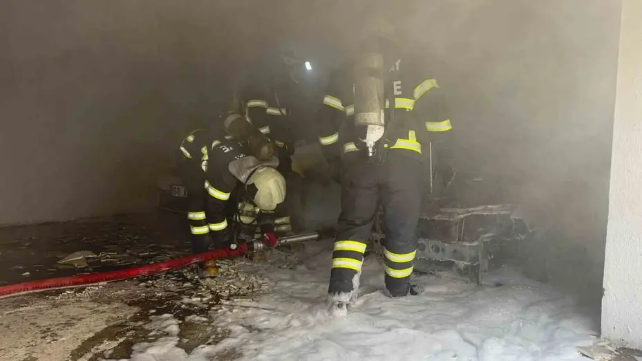 Apartman garajında otomobil alev aldı: Patlama korkusu binayı boşalttı