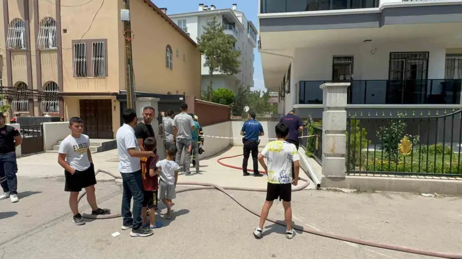 Apartman garajında otomobil alev aldı: Patlama korkusu binayı boşalttı