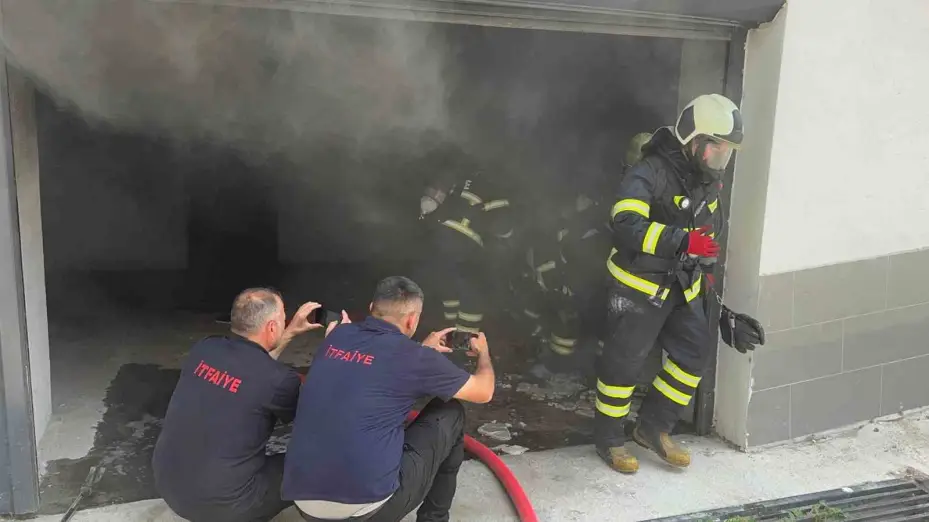 Apartman garajında otomobil alev aldı: Patlama korkusu binayı boşalttı