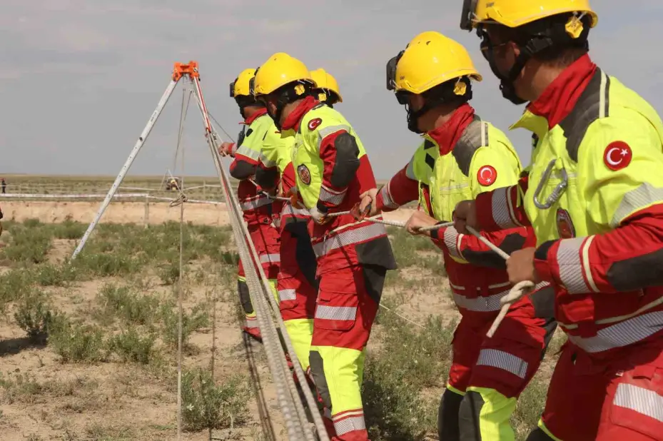 Konya İtfaiyesinin 30 metrelik obruktaki kurtarma tatbikatı nefes kesti
