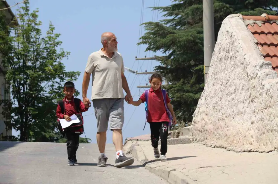 Oğlunun "Annem neden gelmiyor" sorusuna yutkunarak "Gelecek" diyor