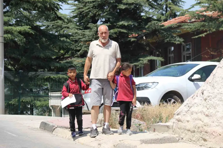 Oğlunun "Annem neden gelmiyor" sorusuna yutkunarak "Gelecek" diyor