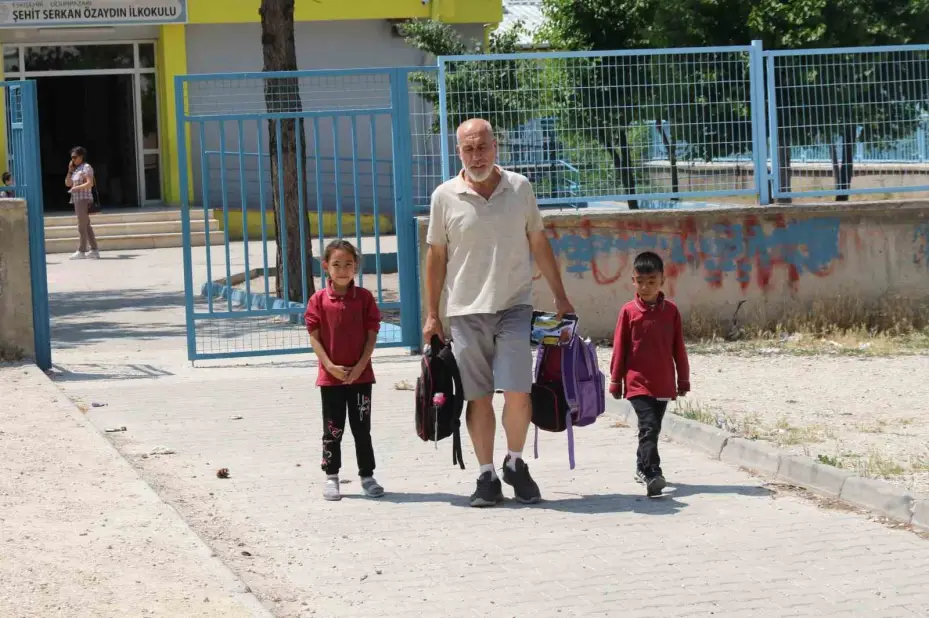 Oğlunun "Annem neden gelmiyor" sorusuna yutkunarak "Gelecek" diyor