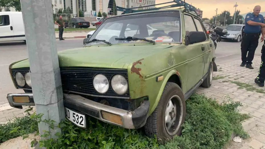Karaman’da direğe çarpan otomobilin sürücüsü kazayı yara almadan atlattı
