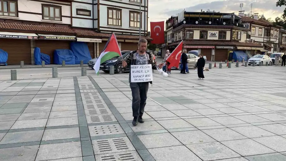 Çocuklarını bırakıp çocuklar ölmesin, savaş bitsin diye çıktığı Gazze yürüyüşünde Babalar Günü’nde Konya’ya ulaştı