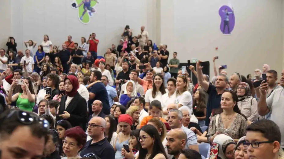 Kimi 63 yaşında üniversite mezunu oldu kimi de profesör olmasına rağmen bölüm bitirdi
