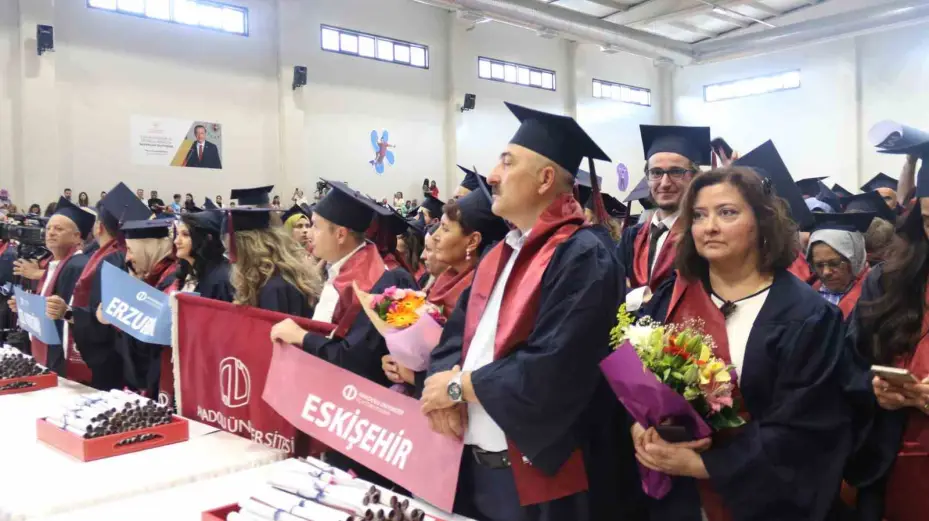 Kimi 63 yaşında üniversite mezunu oldu kimi de profesör olmasına rağmen bölüm bitirdi