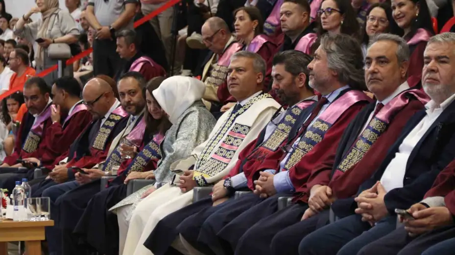 Kimi 63 yaşında üniversite mezunu oldu kimi de profesör olmasına rağmen bölüm bitirdi
