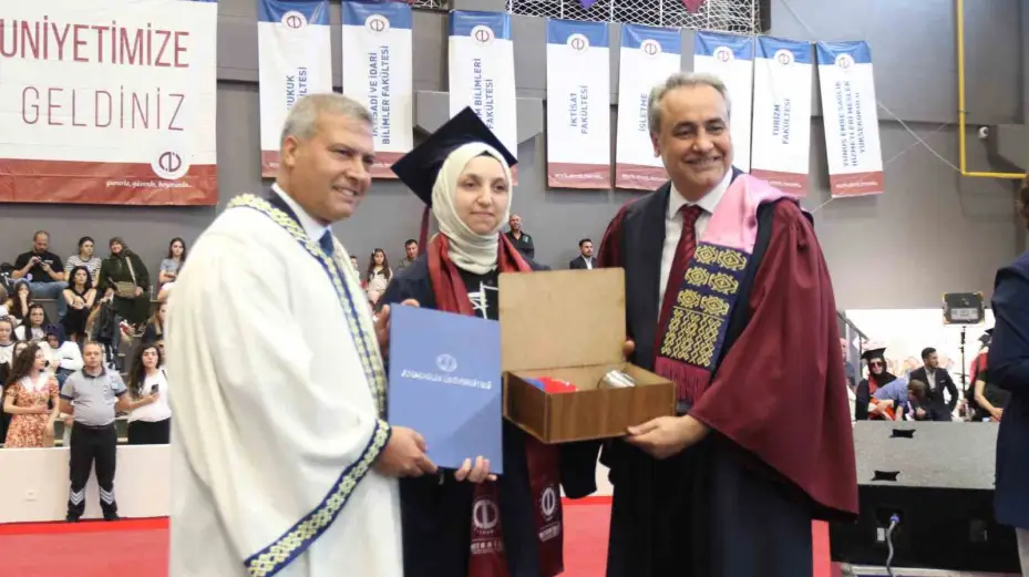 Kimi 63 yaşında üniversite mezunu oldu kimi de profesör olmasına rağmen bölüm bitirdi