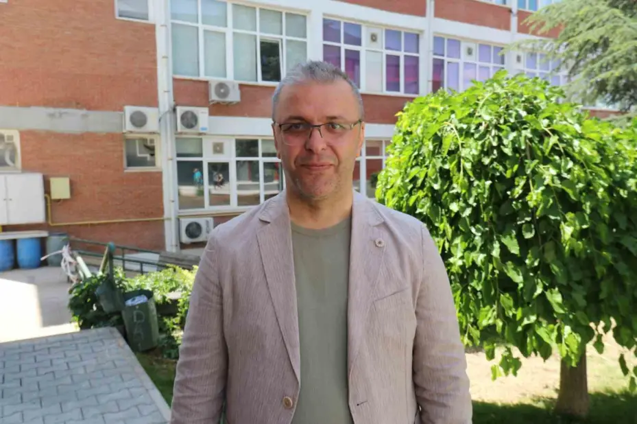 Kimi 63 yaşında üniversite mezunu oldu kimi de profesör olmasına rağmen bölüm bitirdi