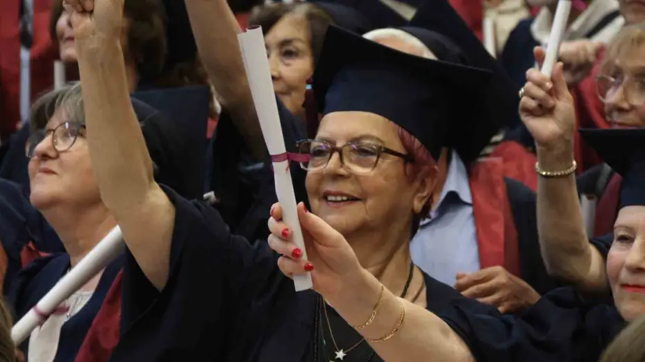 Kimi 63 yaşında üniversite mezunu oldu kimi de profesör olmasına rağmen bölüm bitirdi