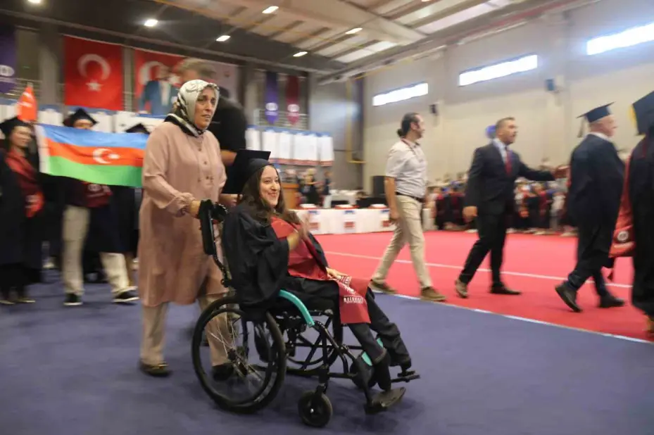 Yüzde 90 engelli kızının eğitimi için 21 yıldır çabalayan anne mezuniyet gururu yaşadı