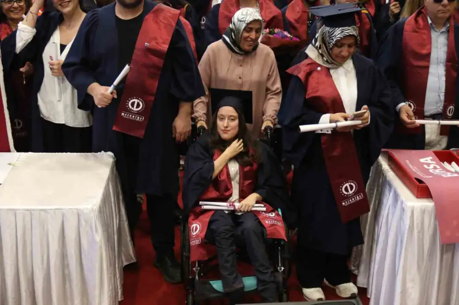 Yüzde 90 engelli kızının eğitimi için 21 yıldır çabalayan anne mezuniyet gururu yaşadı