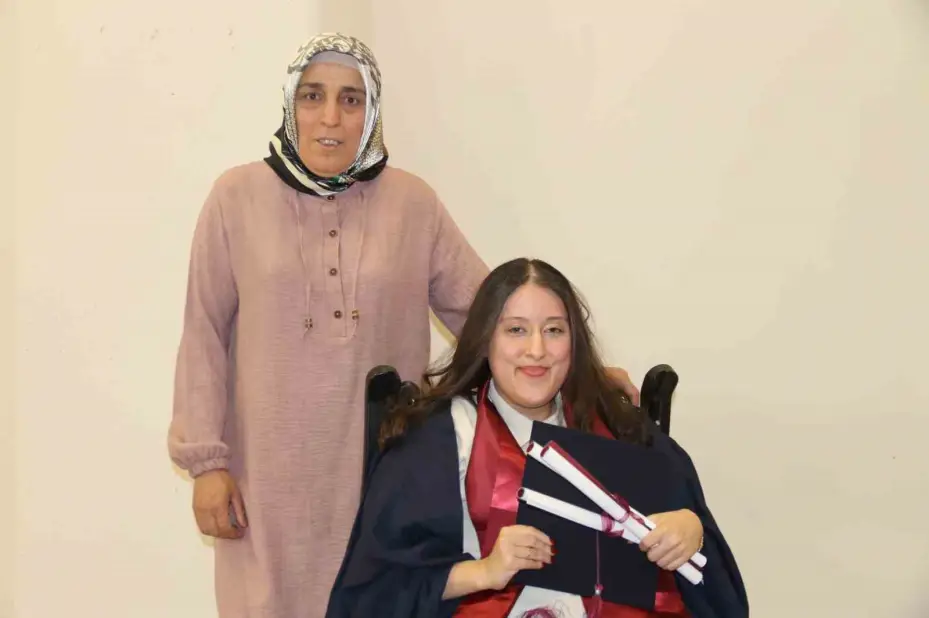 Yüzde 90 engelli kızının eğitimi için 21 yıldır çabalayan anne mezuniyet gururu yaşadı