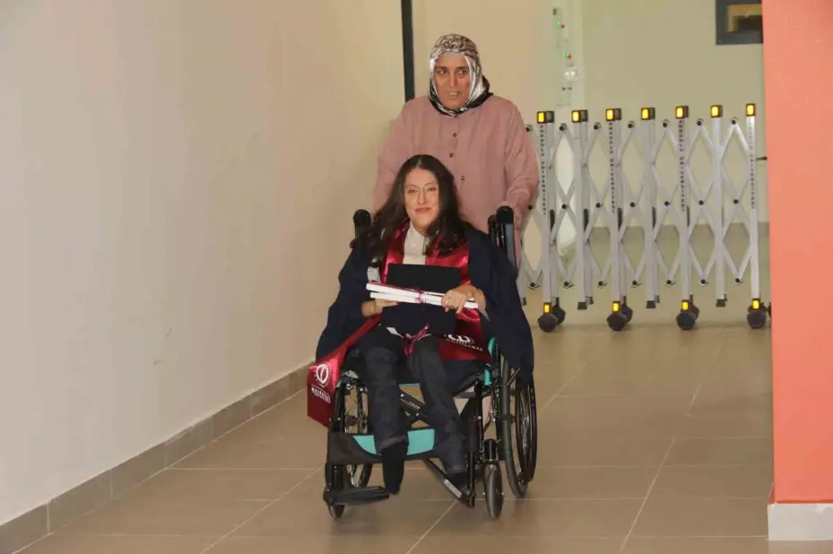 Yüzde 90 engelli kızının eğitimi için 21 yıldır çabalayan anne mezuniyet gururu yaşadı