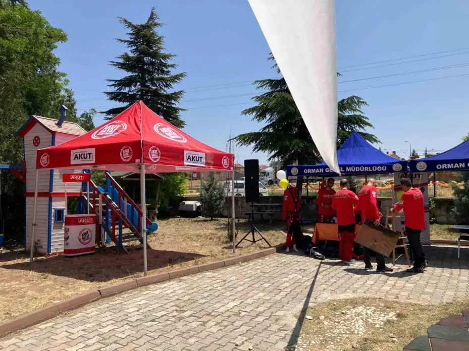 Eskişehir’de çocuklar için tırmanma duvarı etkinliğine destek verildi