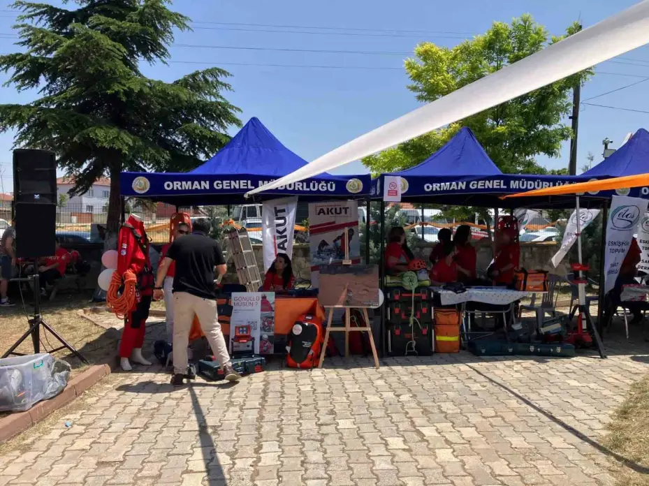 Eskişehir’de çocuklar için tırmanma duvarı etkinliğine destek verildi