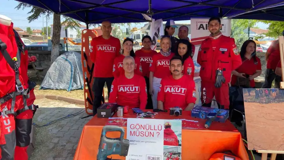 Eskişehir’de çocuklar için tırmanma duvarı etkinliğine destek verildi