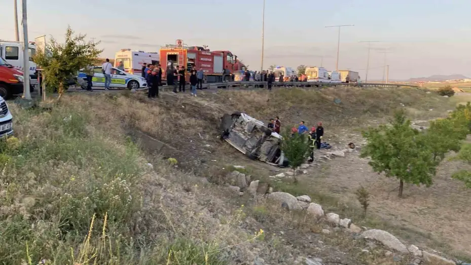 Aksaray’da 2 otomobilin çarpıştığı sıkışmalı kazada 2’si ağır 8 kişi yaralandı
