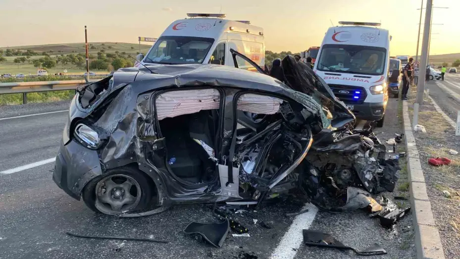 Aksaray’da 2 otomobilin çarpıştığı sıkışmalı kazada 2’si ağır 8 kişi yaralandı
